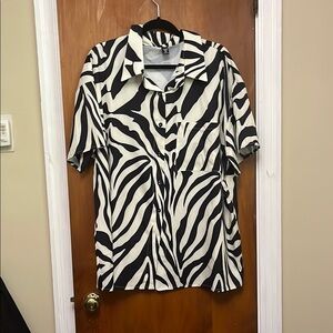 SHEIN Curve Monochrome Womens Button front Blouse. 2X. XO